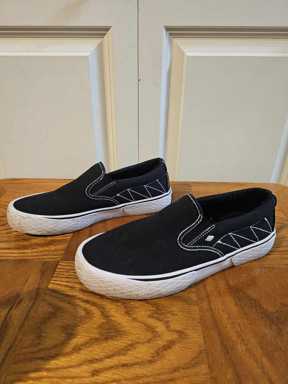 Woman' British Knights Black Slip-On Canvas Sneakers with White Soles Sz 8
